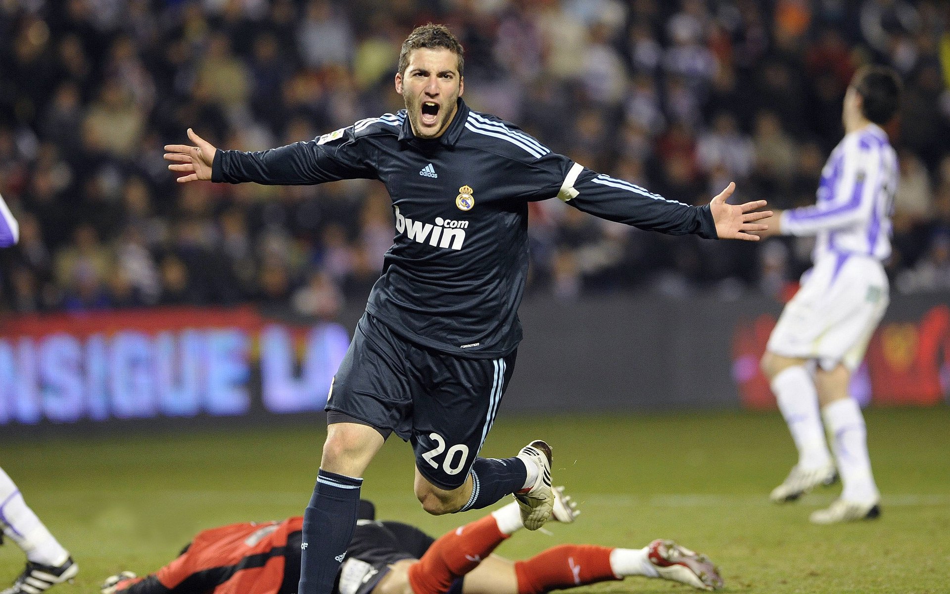 九游下载中心-德甲转会同样火热：多支球队大手笔签约中场核心，德甲转会最新动态